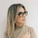 Andreia Falaguasta, especialista em terapias energéticas, olhando para o horizonte em momento de conexão