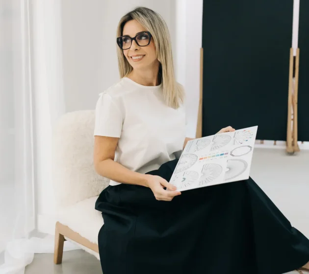 Andreia com um gráfico radiestésico, ferramenta de conexão e trabalho energético.
